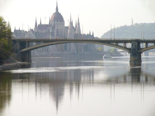 Parlamento Budapest Brumoso